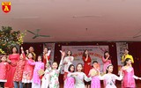 Học sinh Hà Nội thích thú gói bánh chưng ngày Tết